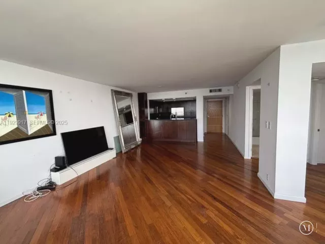 2-bedroom condo for sale in Miami Beach - 400 S Pointe Dr 2105 - MondialRealty