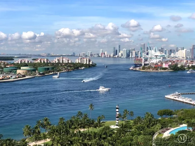 2-bedroom condo for rent in Miami Beach - 400 S Pointe Dr 2105 - MondialRealty