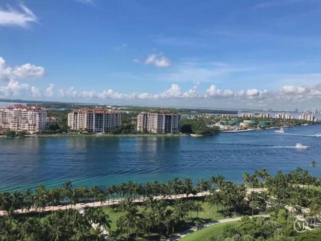 2-bedroom condo for rent in Miami Beach - 400 S Pointe Dr 2105 - MondialRealty