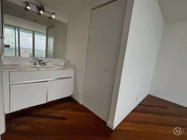 2-bedroom condo for rent in Miami Beach - 400 S Pointe Dr 2105 - MondialRealty