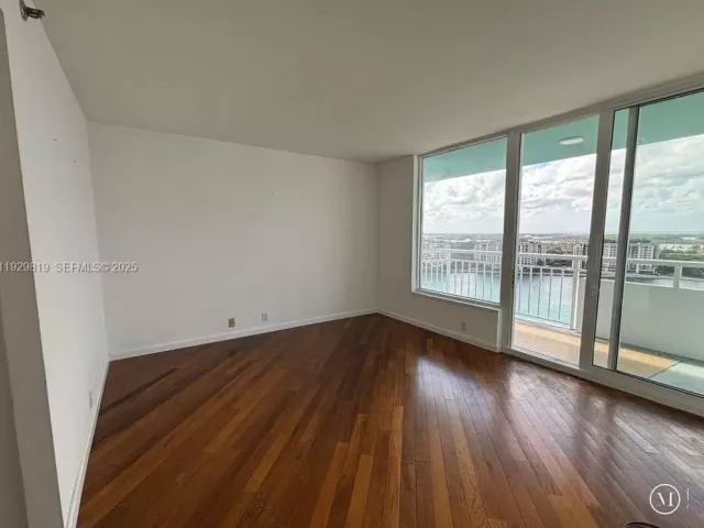 2-bedroom condo for rent in Miami Beach - 400 S Pointe Dr 2105 - MondialRealty