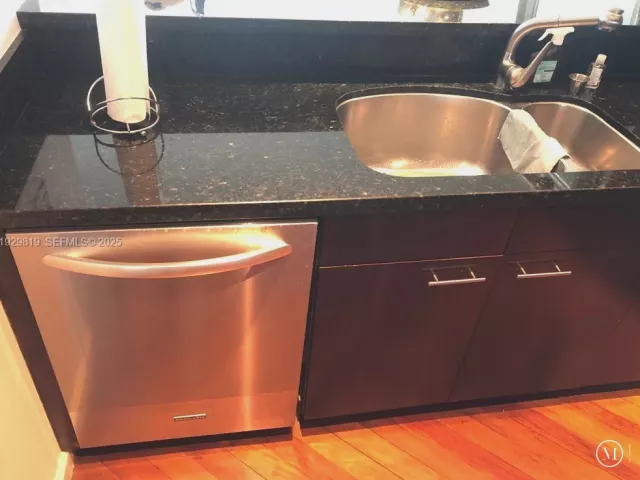 2-bedroom condo for rent in Miami Beach - 400 S Pointe Dr 2105 - MondialRealty