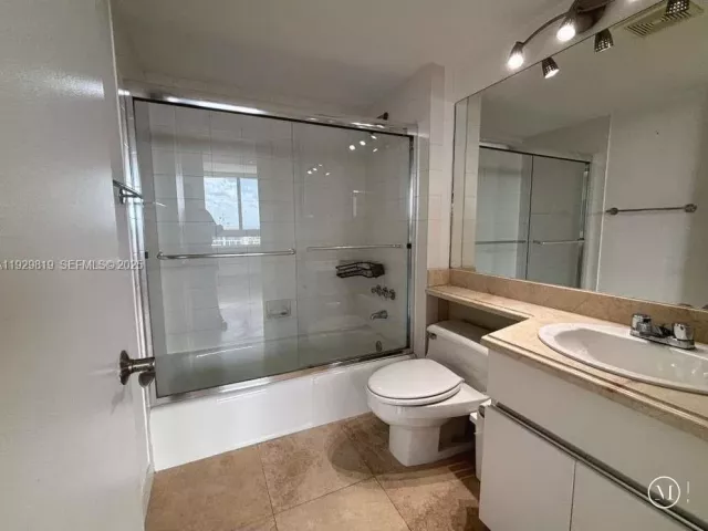 2-bedroom condo for rent in Miami Beach - 400 S Pointe Dr 2105 - MondialRealty
