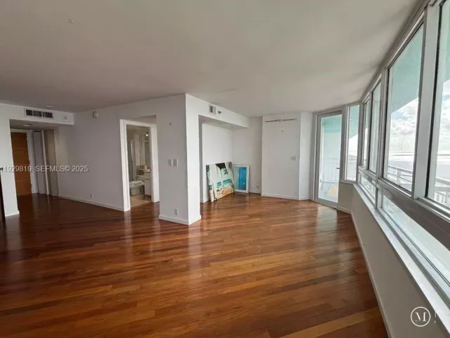 2-bedroom condo for rent in Miami Beach - 400 S Pointe Dr 2105 - MondialRealty