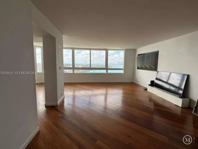 2-bedroom condo for rent in Miami Beach - 400 S Pointe Dr 2105 - MondialRealty