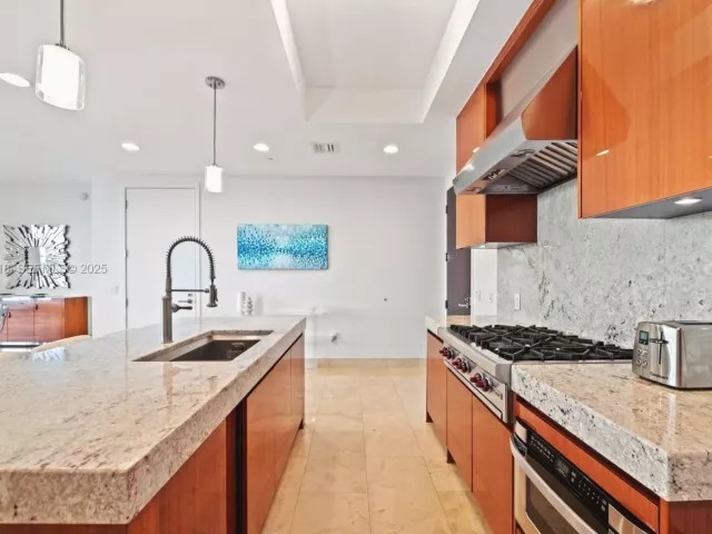 2-bedroom condo for rent in Bal Harbour - 9705 Collins Ave 605N - MondialRealty