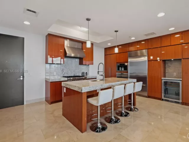 2-bedroom condo for rent in Bal Harbour - 9705 Collins Ave 605N - MondialRealty