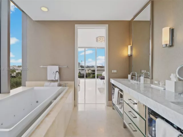 2-bedroom condo for rent in Bal Harbour - 9705 Collins Ave 605N - MondialRealty