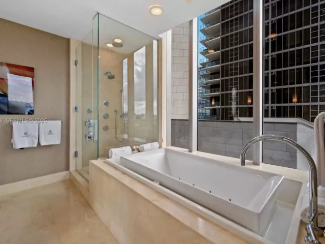 2-bedroom condo for rent in Bal Harbour - 9705 Collins Ave 605N - MondialRealty
