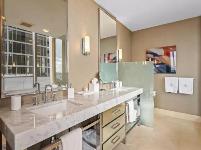 2-bedroom condo for rent in Bal Harbour - 9705 Collins Ave 605N - MondialRealty
