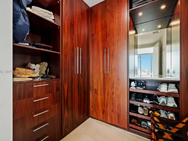 2-bedroom condo for rent in Bal Harbour - 9705 Collins Ave 605N - MondialRealty