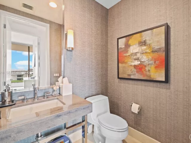 2-bedroom condo for rent in Bal Harbour - 9705 Collins Ave 605N - MondialRealty