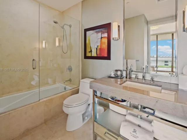 2-bedroom condo for rent in Bal Harbour - 9705 Collins Ave 605N - MondialRealty