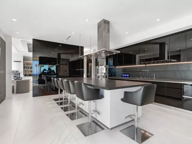 5-bedroom condo for sale in Sunny Isles Beach - 18501 Collins Ave 2304 - MondialRealty