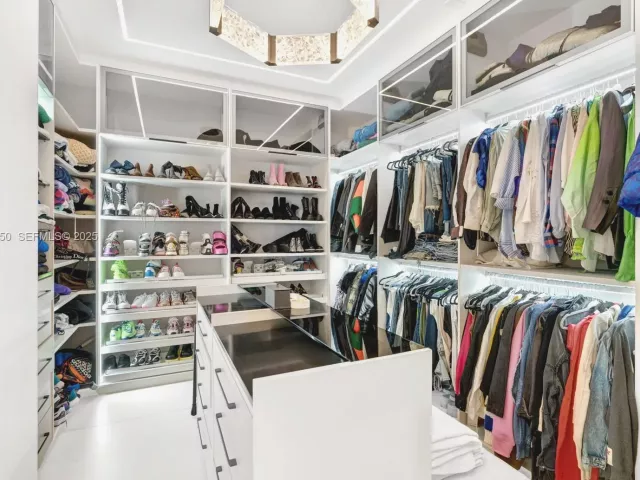 5-bedroom condo for sale in Sunny Isles Beach - 18501 Collins Ave 2304 - MondialRealty