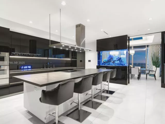 5-bedroom condo for sale in Sunny Isles Beach - 18501 Collins Ave 2304 - MondialRealty