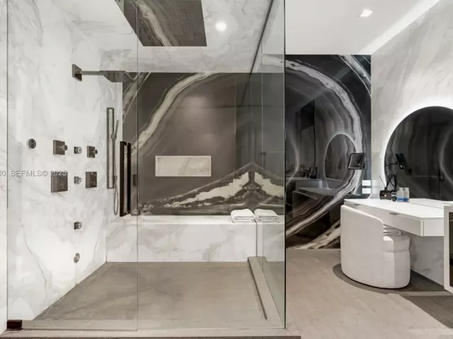 5-bedroom condo for sale in Sunny Isles Beach - 18501 Collins Ave 2304 - MondialRealty