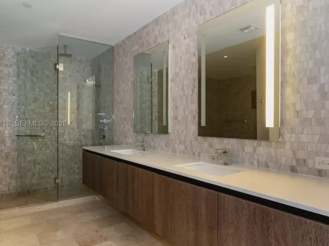2-bedroom condo for sale in Miami - 68 SE 6th St 2010 - MondialRealty
