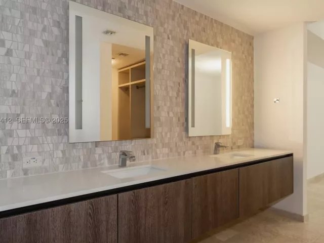 2-bedroom condo for sale in Miami - 68 SE 6th St 2010 - MondialRealty