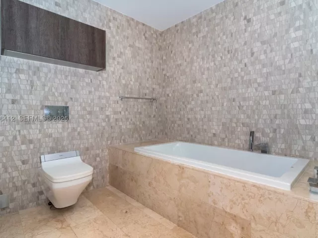 2-bedroom condo for sale in Miami - 68 SE 6th St 2010 - MondialRealty
