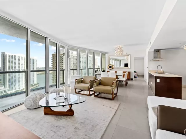 2-bedroom condo for rent in Miami - 495 Brickell Ave 2904 - MondialRealty