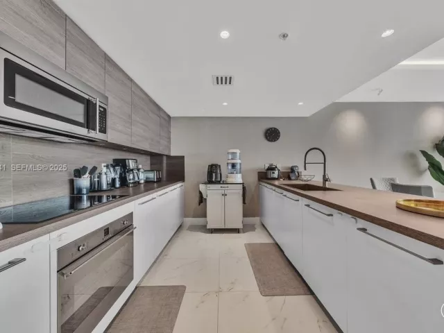 3-bedroom condo for sale in Sunny Isles Beach - 400 Sunny Isles Blvd 718 - MondialRealty