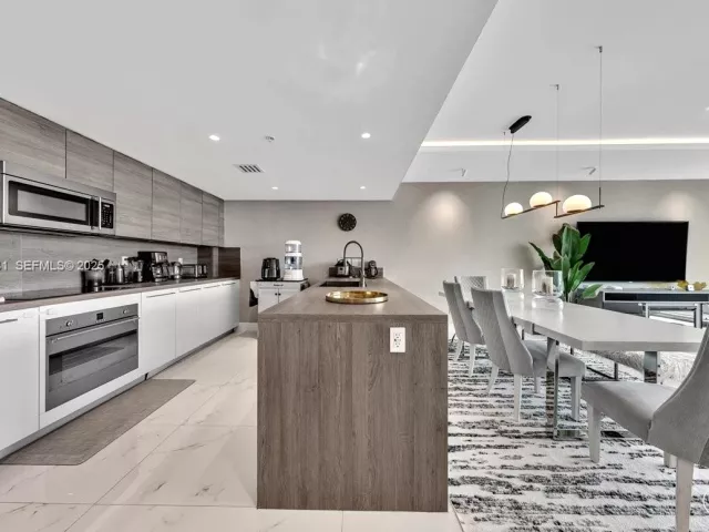 3-bedroom condo for sale in Sunny Isles Beach - 400 Sunny Isles Blvd 718 - MondialRealty