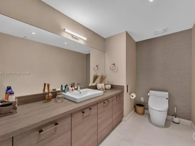 3-bedroom condo for sale in Sunny Isles Beach - 400 Sunny Isles Blvd 718 - MondialRealty