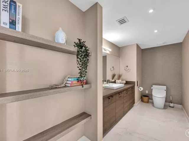 3-bedroom condo for sale in Sunny Isles Beach - 400 Sunny Isles Blvd 718 - MondialRealty