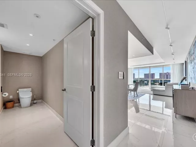 3-bedroom condo for sale in Sunny Isles Beach - 400 Sunny Isles Blvd 718 - MondialRealty