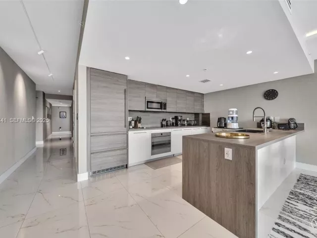3-bedroom condo for sale in Sunny Isles Beach - 400 Sunny Isles Blvd 718 - MondialRealty