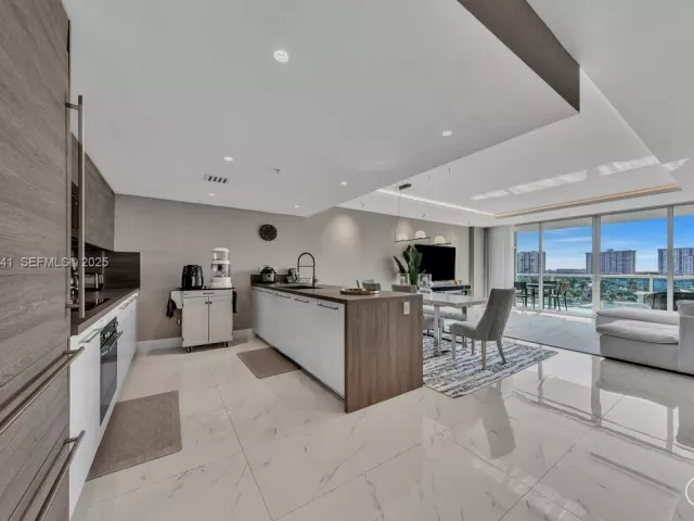 3-bedroom condo for sale in Sunny Isles Beach - 400 Sunny Isles Blvd 718 - MondialRealty