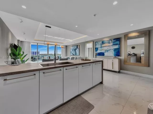 3-bedroom condo for sale in Sunny Isles Beach - 400 Sunny Isles Blvd 718 - MondialRealty