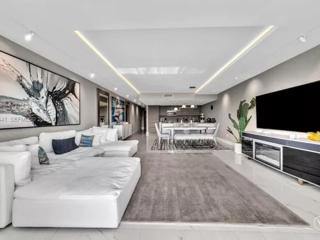 3-bedroom condo for sale in Sunny Isles Beach - 400 Sunny Isles Blvd 718 - MondialRealty