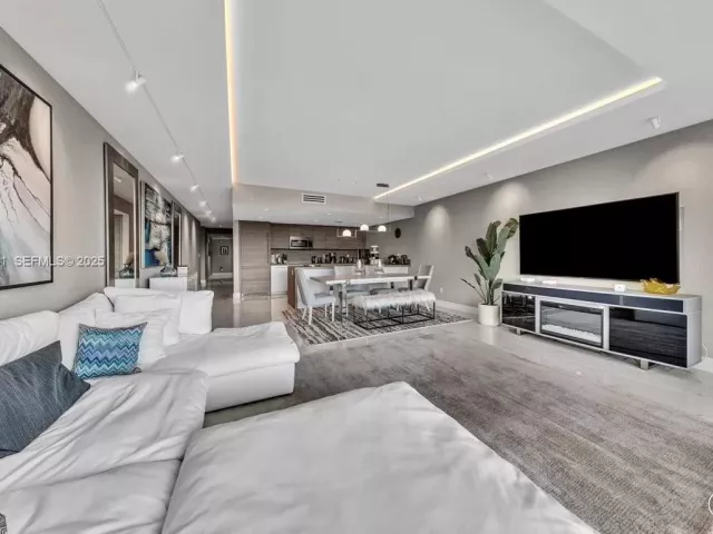 3-bedroom condo for sale in Sunny Isles Beach - 400 Sunny Isles Blvd 718 - MondialRealty