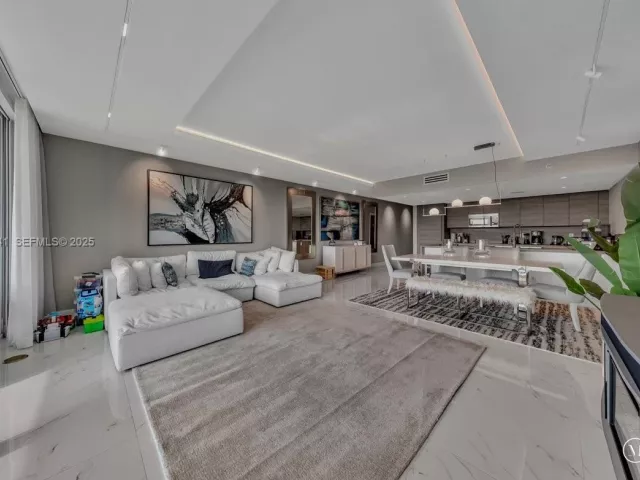 3-bedroom condo for sale in Sunny Isles Beach - 400 Sunny Isles Blvd 718 - MondialRealty