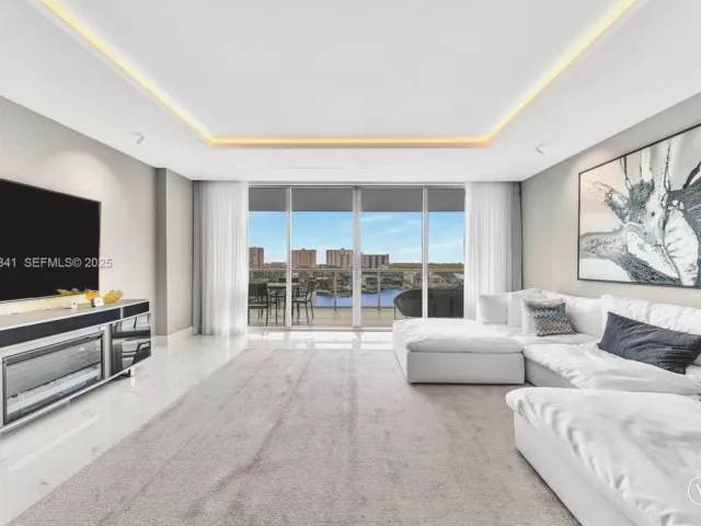 3-bedroom condo for sale in Sunny Isles Beach - 400 Sunny Isles Blvd 718 - MondialRealty