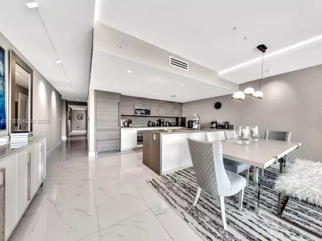 3-bedroom condo for sale in Sunny Isles Beach - 400 Sunny Isles Blvd 718 - MondialRealty