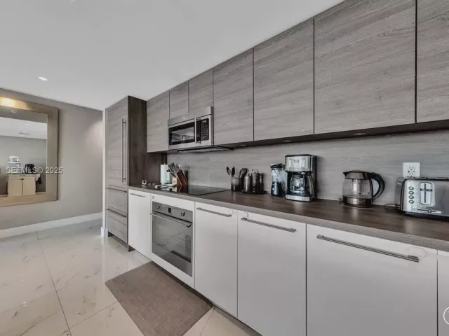 3-bedroom condo for sale in Sunny Isles Beach - 400 Sunny Isles Blvd 718 - MondialRealty