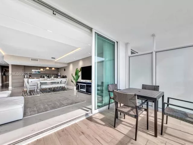 3-bedroom condo for sale in Sunny Isles Beach - 400 Sunny Isles Blvd 718 - MondialRealty