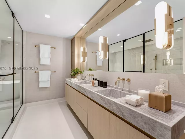 3-bedroom condo for sale in Miami Beach - 2521 Fisher Island Dr 6201 - MondialRealty