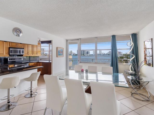 2-bedroom condo for sale in Sunny Isles Beach - 251 174th St 218 - MondialRealty