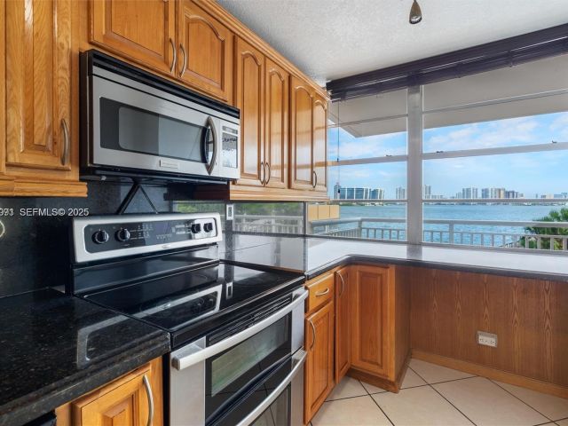 2-bedroom condo for sale in Sunny Isles Beach - 251 174th St 218 - MondialRealty