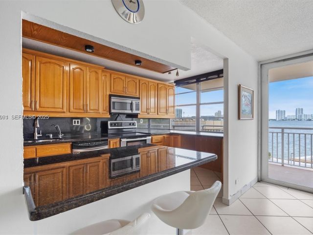 2-bedroom condo for sale in Sunny Isles Beach - 251 174th St 218 - MondialRealty