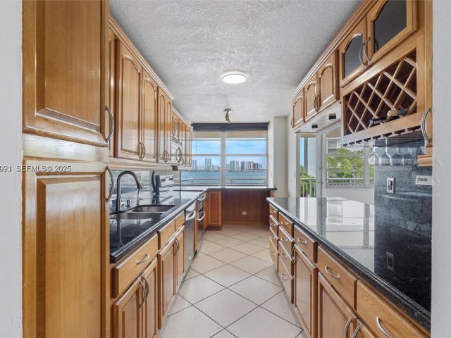 2-bedroom condo for sale in Sunny Isles Beach - 251 174th St 218 - MondialRealty