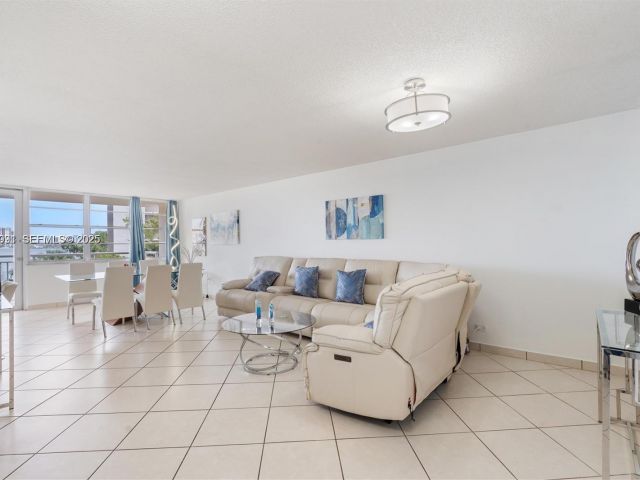 2-bedroom condo for sale in Sunny Isles Beach - 251 174th St 218 - MondialRealty