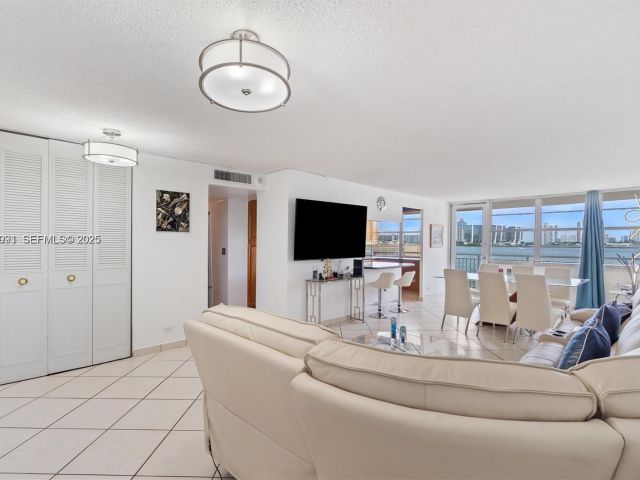 2-bedroom condo for sale in Sunny Isles Beach - 251 174th St 218 - MondialRealty