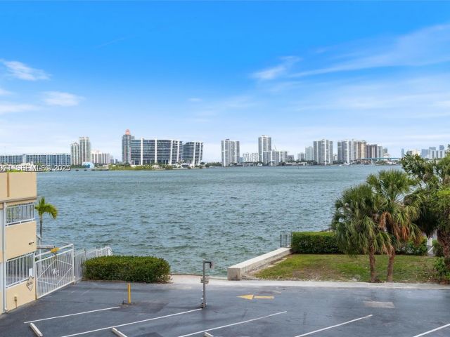 2-bedroom condo for sale in Sunny Isles Beach - 251 174th St 218 - MondialRealty