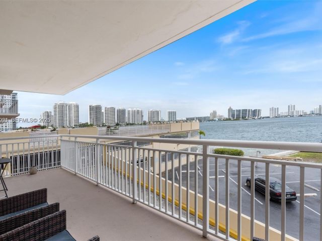 2-bedroom condo for sale in Sunny Isles Beach - 251 174th St 218 - MondialRealty