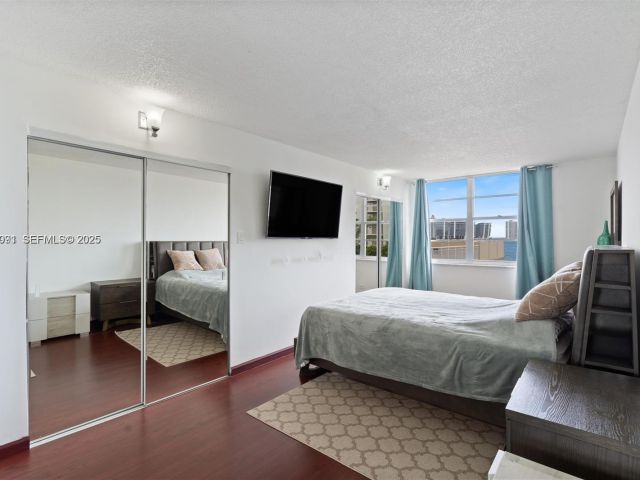 2-bedroom condo for sale in Sunny Isles Beach - 251 174th St 218 - MondialRealty